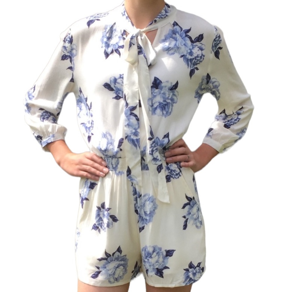 Blu Pepper White & Blue Floral Print Elastic Waist Romper Large